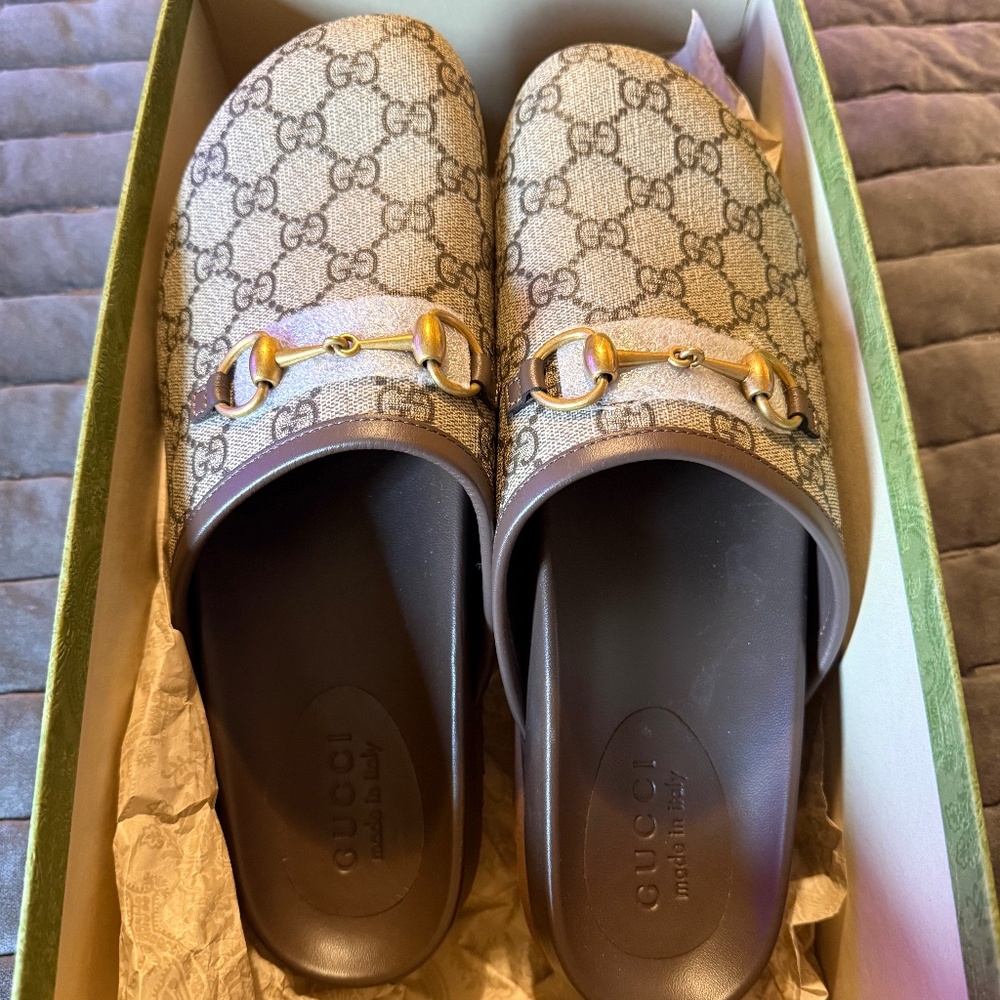 NEW GUCCI GG CANVAS LEATHER MULE RETAIL $820 SZ UK 8=US 9.5/10
W/BOX & DUST BAGS